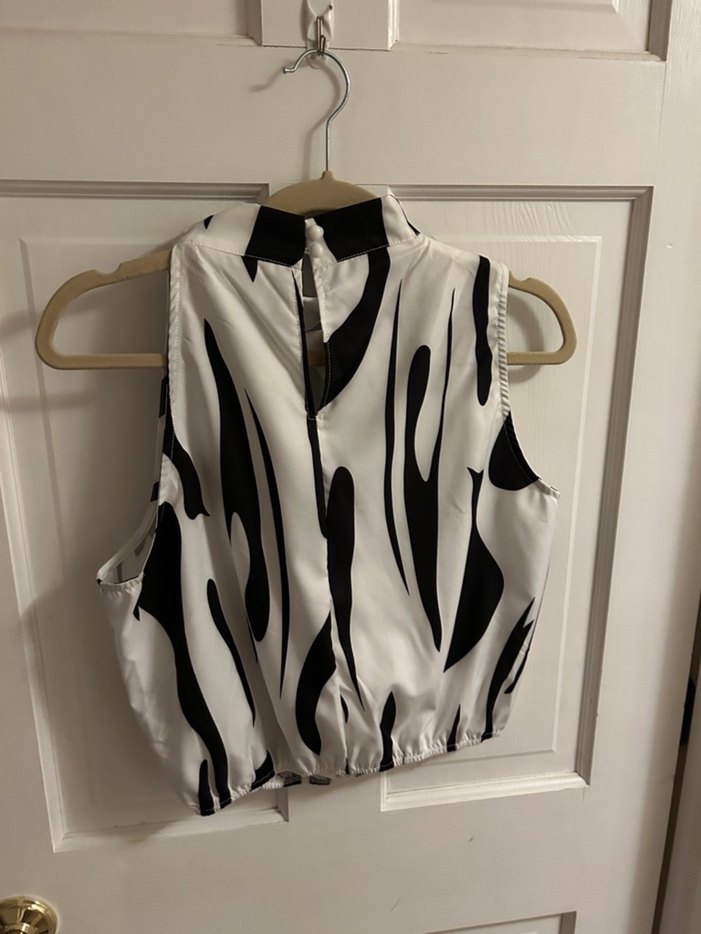 Sleeveless Black & White Top - Picture 4 of 6